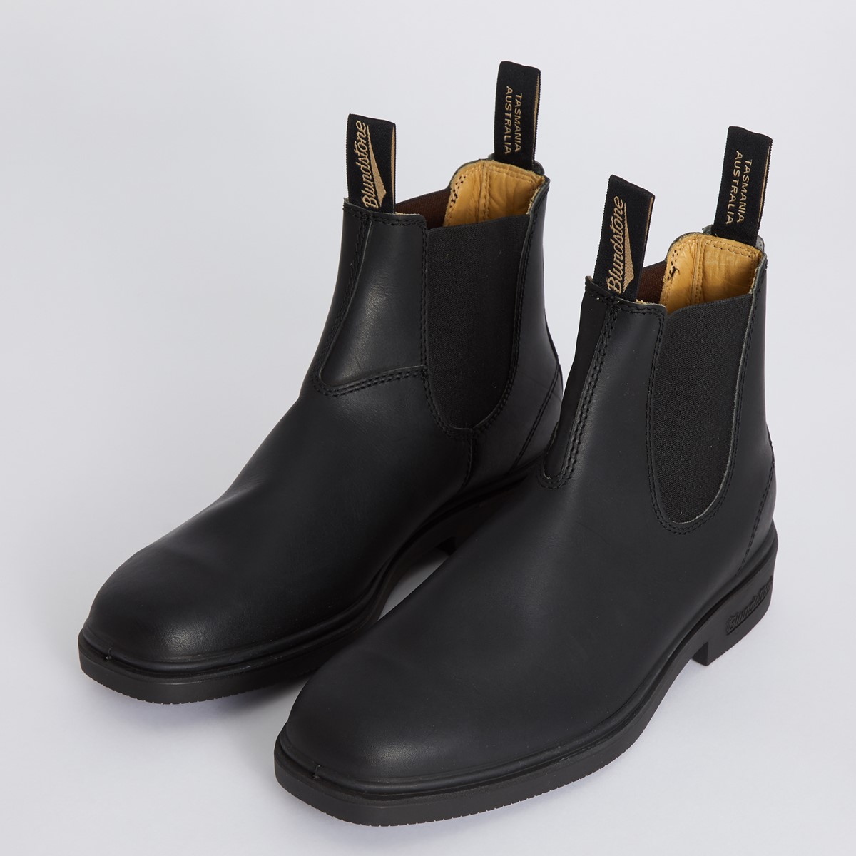 068 Chisel Toe Chelsea Boots in Black 