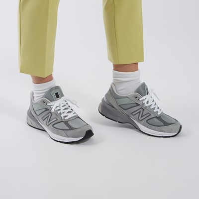 Women's 990V5 Sneakers in Grey | Little Burgundy