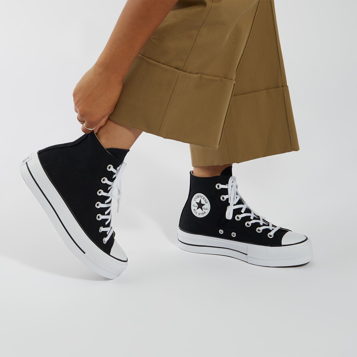 Women's Chuck Taylor All-Star Lift Sneakers in Black/White دلات قهوة