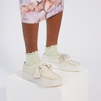 Alternate view of Chaussures style mocassin Wallabee blanches pour femmes