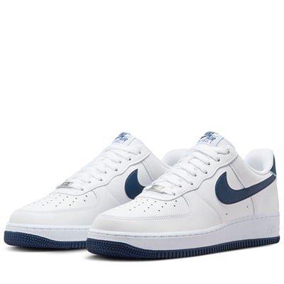 Baskets Air Force 1 '07 blanches et bleu marine pour hommes Alternate View