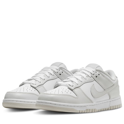 Baskets Dunk Low grises et blanches pour femmes Alternate View